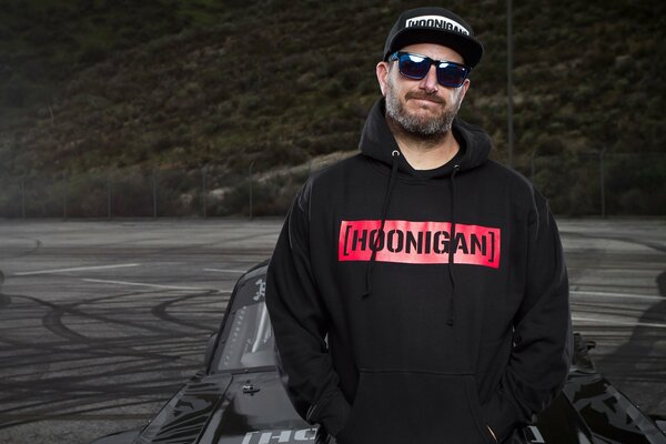 Pilota Ken Block con gli occhiali