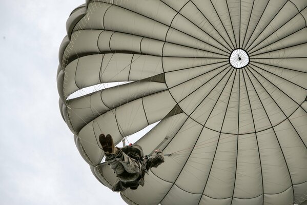 Soldat volant vers le bas sur une paire