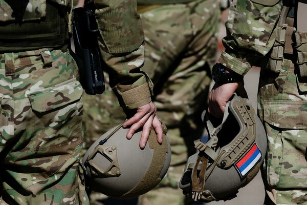 Casques dans les mains des soldats russes