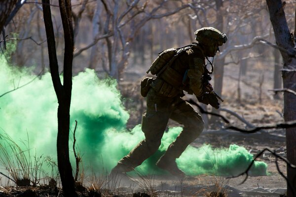 Ein Soldat der australischen Armee mit einer Signalgranate