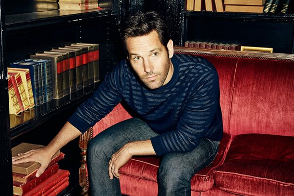 Acteur Paul Rudd dans un pull sur le canapé