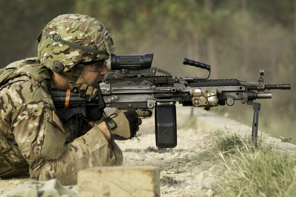 Ein Soldat mit einer Waffe in der Hand zielt darauf ab