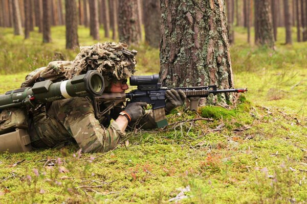 Dänische Armee und Soldaten mit Waffen im Wald