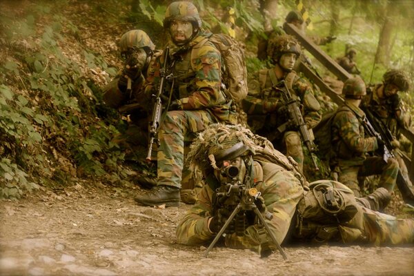 Belgische Soldaten beim Schießen bei Übungen