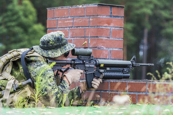 Canadian soldier prepare to attack