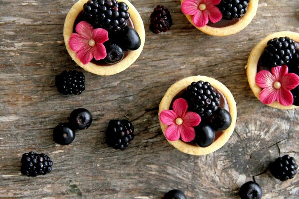 Tartelettes avec hérisson à la table de fête