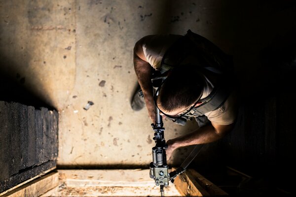 Soldado armado en un puesto de combate