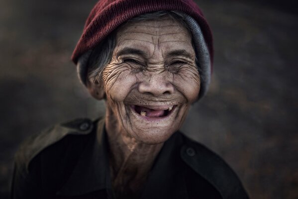 Una anciana tailandesa con una sonrisa en su cara