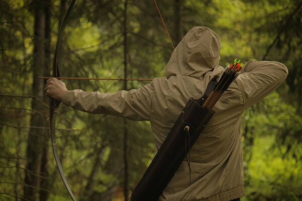 Un homme visé dans la forêt par un arc