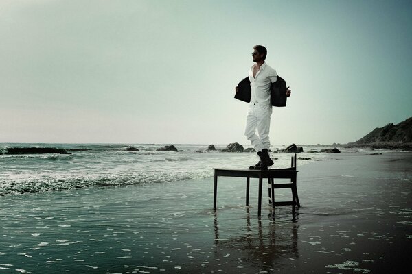 Chris Hemsworth en la mesa que se encuentra en la playa