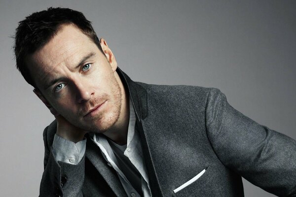 Michael Fassbender en un traje elegante