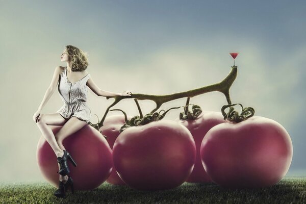 Photo créative d une fille sur les tomates