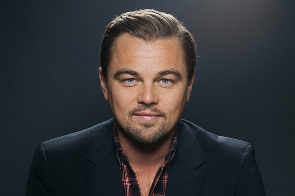 Portret Leonarda DiCaprio na ciemnym tle