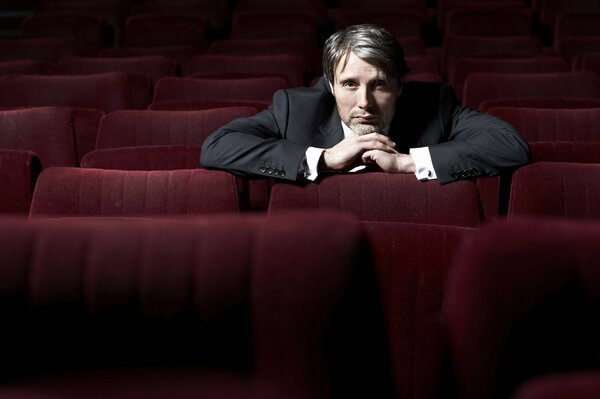 Mads Mikkelsen lors d une séance photo dans une salle de cinéma