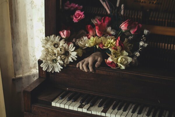 Una mano espeluznante en el piano