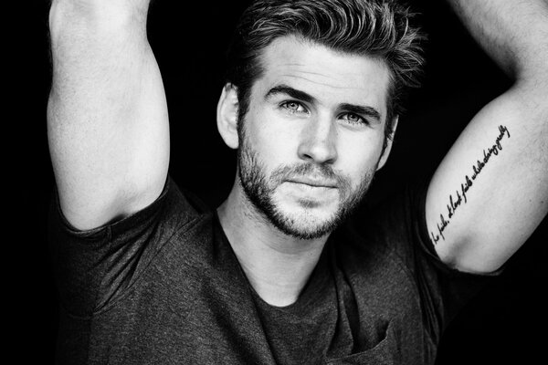 L acteur Liam Hemsworth lors d une séance photo pour le magazine