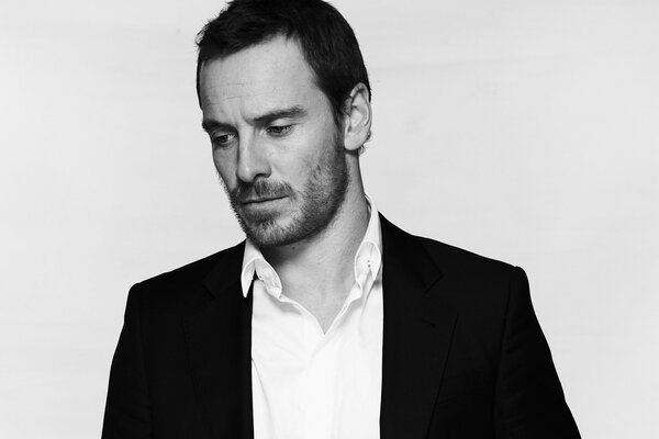 Michael Fassbender na czarno-białym zdjęciu