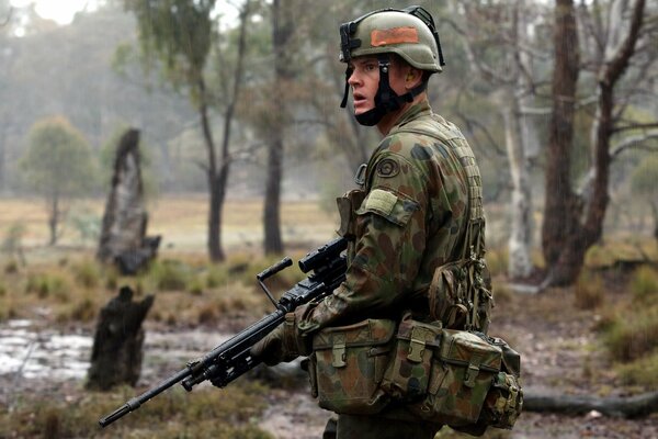 Ein Soldat ließ seine Waffe fallen