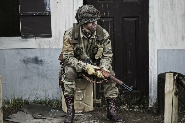 Un soldado con armas descansa