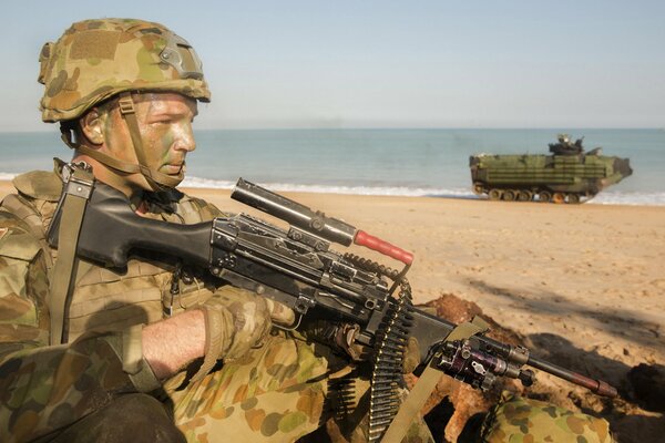 Soldat de l armée Australienne avec des armes