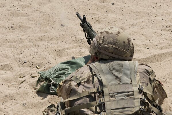 Armée canadienne et saldat armé sur le sable