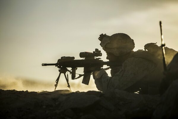 Soldat dans le désert se préparer à tirer