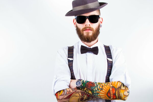 Homme de style classique avec tatouage sur les mains