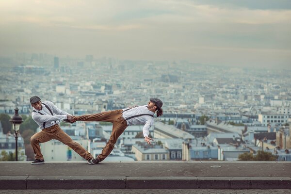 Dos bailarines franceses en el fondo de la ciudad