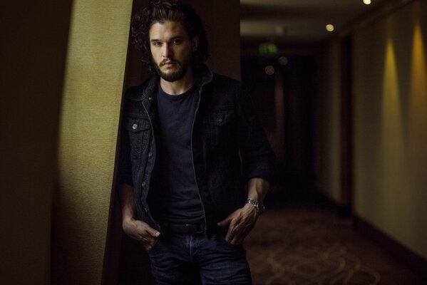 El actor kit harington en una sesión de fotos de la revista Paris Match en azul marino