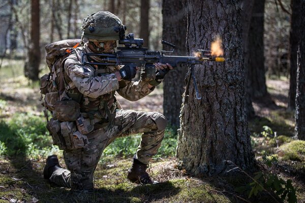 Soldat im Wald schießt auf Ziel