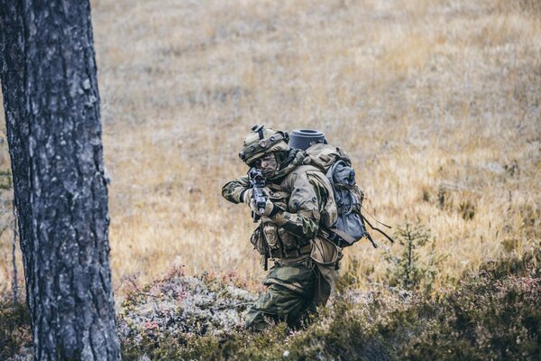 Norwegischer Soldat hält im Visier