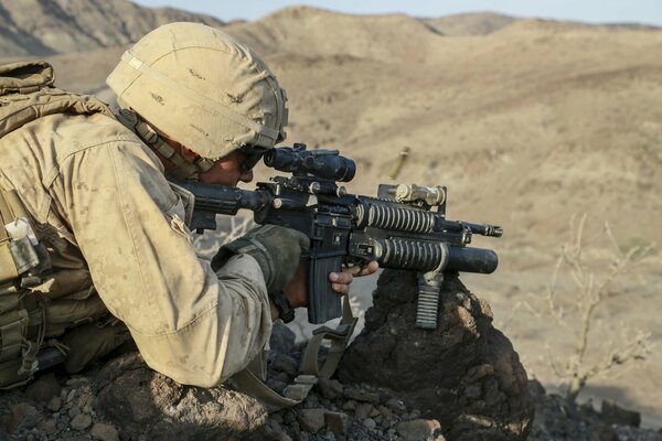 Солдат США с оружием на земле