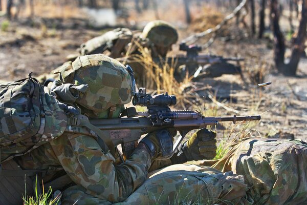 Soldados australianos en un campo de tiro con armas