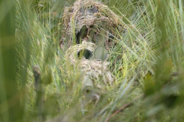 Soldado en camuflaje con armas