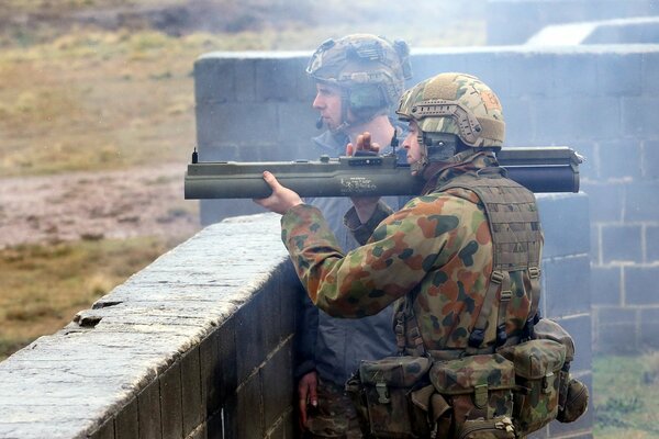 Soldat avec une grosse arme sur l épaule vise