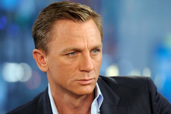 Daniel Craig aux yeux bleus en veste