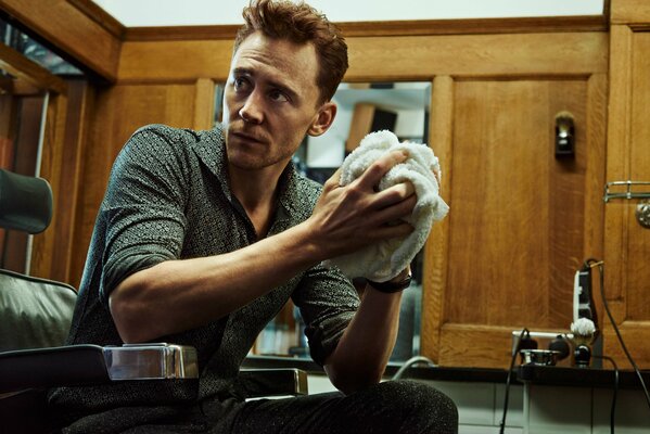 Tom hiddleston avec une serviette à la main pour une séance photo