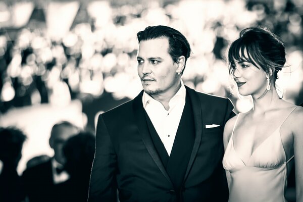 Johnny Depp y Dakota Johnson en el estreno de su nueva película