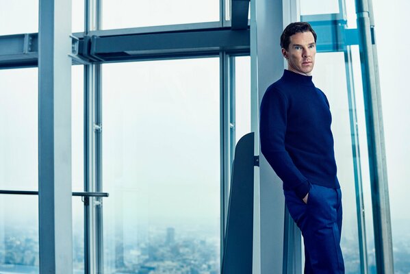 Benedict cumberbatch im blauen Pullover am Fenster