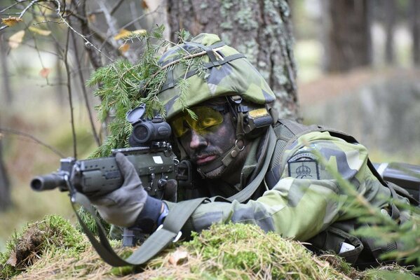 Ein Soldat in der schwedischen Armee liegt am Boden