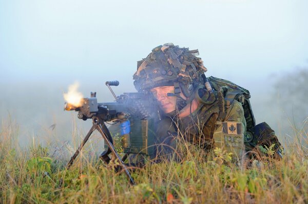 Un soldat de l armée canadienne tire