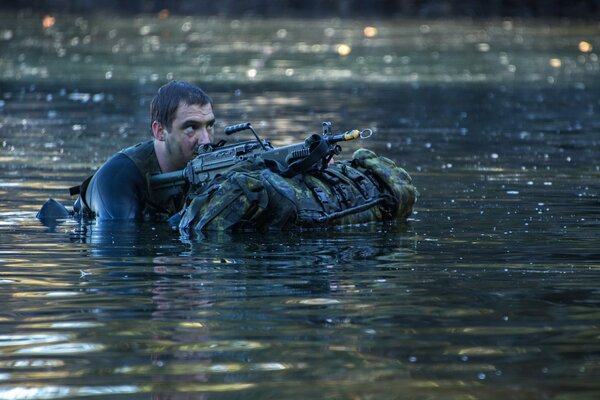 Soldat de l armée canadienne dans l eau