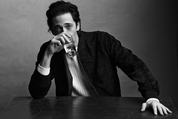 Séance photo en noir et blanc d Adrian Brody pour le magazine