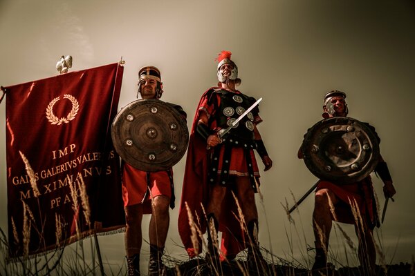 Воины древнего Рима в доспехах