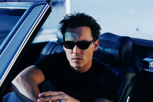 Johnny Depp à lunettes noires au volant