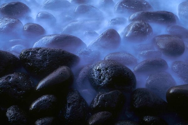 Morze z wejściem kamienie z wodą