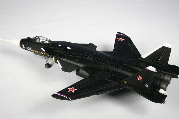 Su-47 negro con estrellas rojas sobre un fondo gris