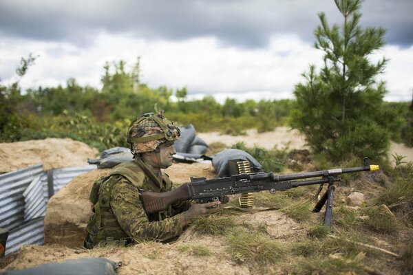 Soldat mit Waffen in der kanadischen Armee