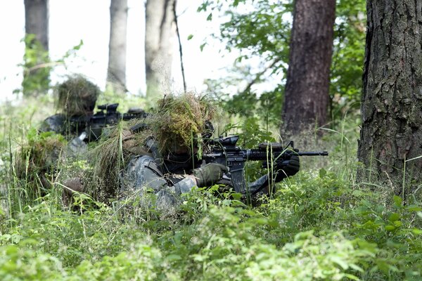 Soldats déguisés avec des armes