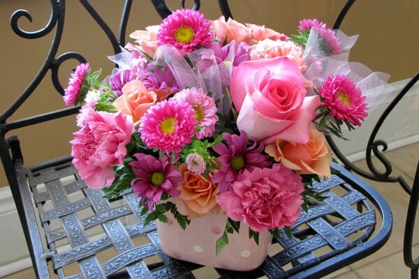 Bouquet de roses, oeillets, chrysanthèmes en rose